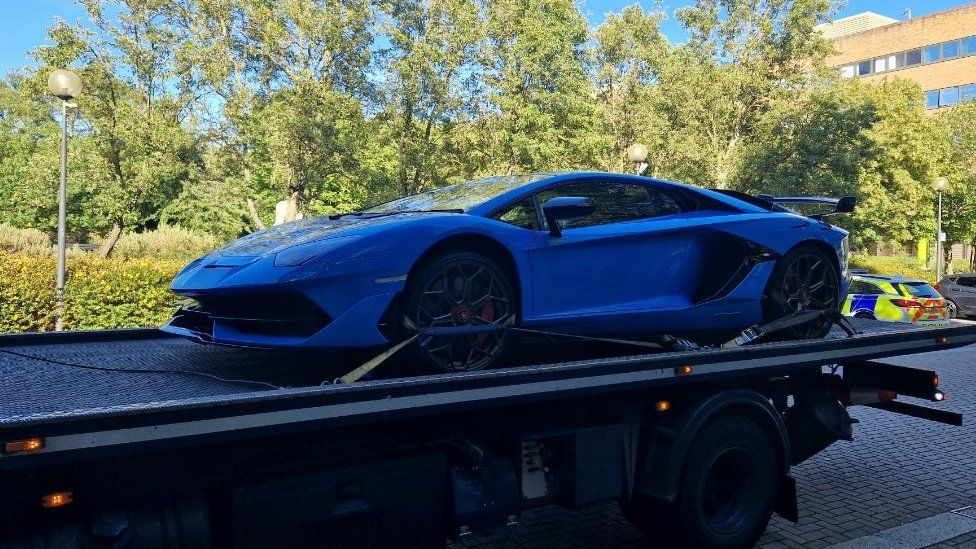 FOTO/ Policia sekuestron “Lamborghini-n” me vlerë 320 mijë euro