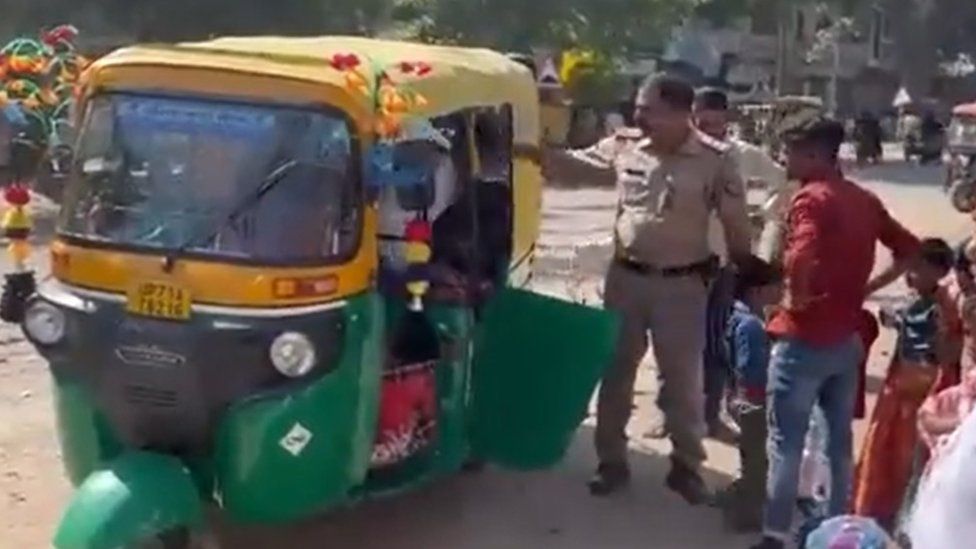 “Fast & Furious” me “Dum-Dum” në rrugët e Indisë, shoferi nuk i ndalon policisë, oficerët zbulojnë 27 persona në automjet