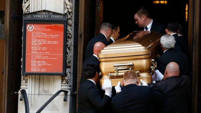 FOTO/ Familja Trump mblidhet për t'i dhënë lamtumirën Ivanës, ish-presidenti në funeral me bashkëshorten dhe fëmijët