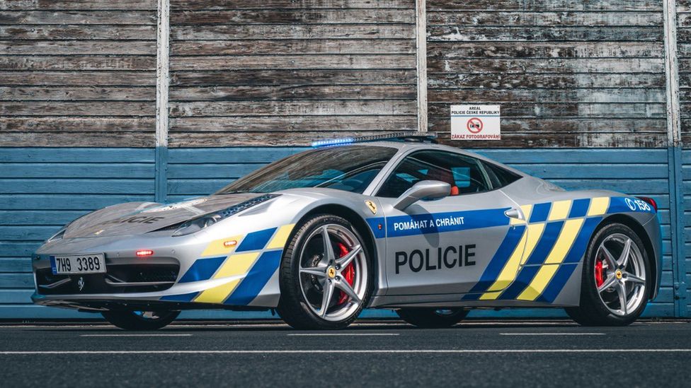 Ia konfiskoi kriminelëve, policia çeke shton në flotë Ferrarin që arrin 326 km/h, për çfarë do të përdoret