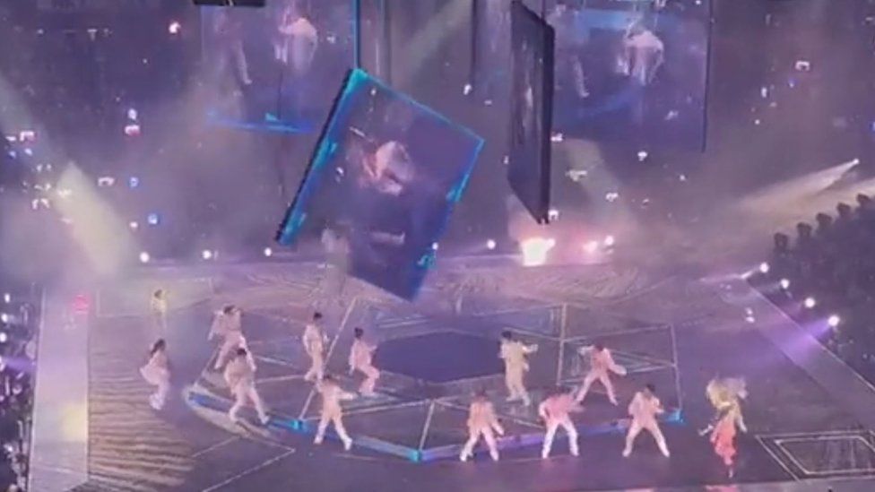 Ekrani gjigant bie mbi kërcimtarët, incident i rëndë gjatë koncertit të grupit të famshëm në Hong Kong