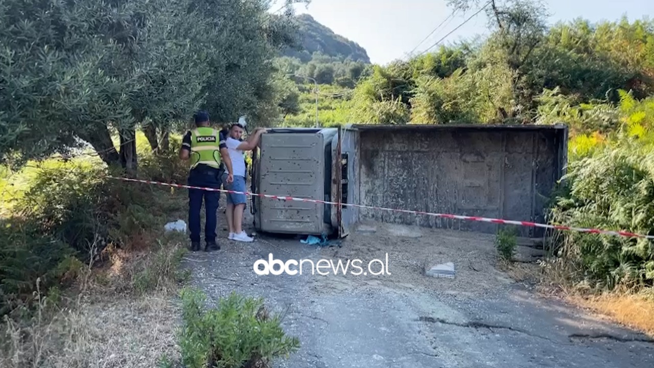 Kamioni i ngarkuar me materiale ndërtimi përmbyset dhe shtyp 60-vjeçarin në Vlorë