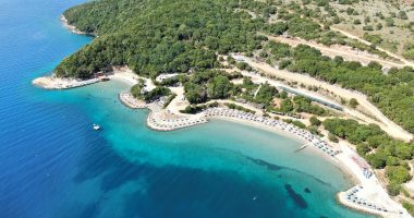 Mbi 40 euro çadra dhe asnjë taksë në shtet, qindra shezlongë shkulen nga “Pema e Thatë”