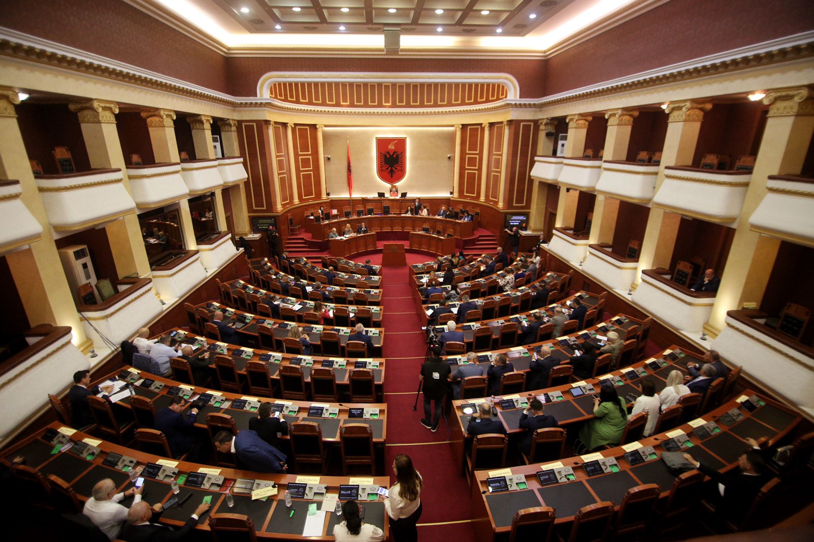 LIVE/ Debate dhe ofendime në Kuvend, Berisha e tepron me gjuhën, merr masë disiplinore