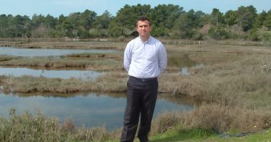 Taksat “mollë sherri?” Nipi i deputetit të PS godet me grushte kryebashkiakun e Divjakës, zbulohet arsyeja