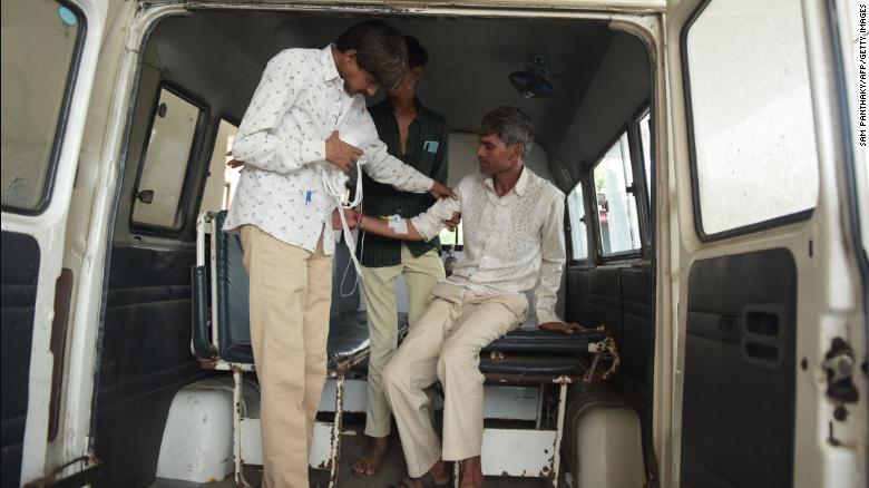 Pinë alkool të kontaminuar, dhjetëra të vdekur në Indi