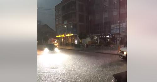 VIDEO/ Po digjemi nga vapa, por shiu përmbyt rrugët në qytetin shqiptar