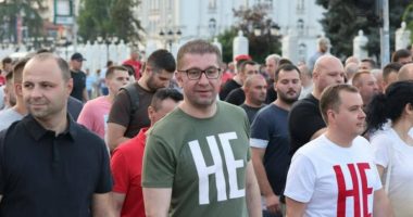 Protestat në Shkup, lideri i opozitës nxjerr foton: Një person tentoi të më vrasë sonte