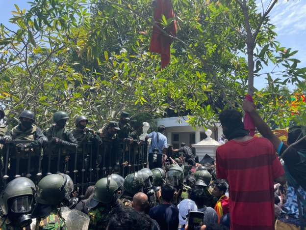 Tensione në Sri Lanka, protestuesit tentojnë të futen në Kryeministri