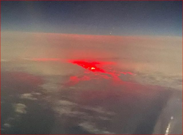 FOTO/ Piloti fotografon dritat misterioze mbi oqean: Janë gropat e ferrit apo UFO?