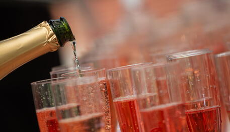 Vodhën shishe shampanje me vlerë 200 mijë euro, arrestohen 2 shqiptarë në Itali