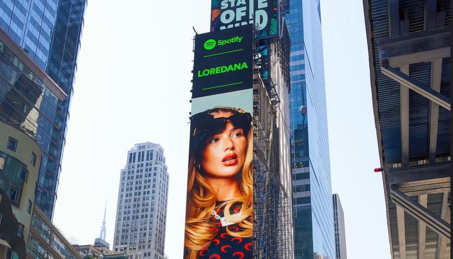 Loredana vulos suksesin, shfaqet në billboardin e Times Square në New York