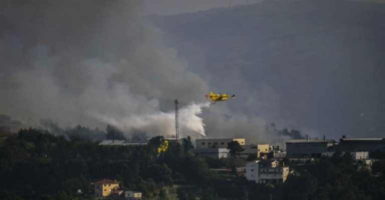 Rrëzohet avioni që po shuante zjarret në Portugali, humb jetën piloti