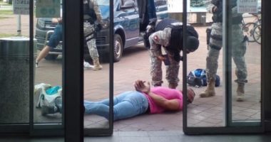 “Barkas shtrihu!” Dalin pamjet e arrestimit të djalit të biznesmenit shqiptar në Bosnje