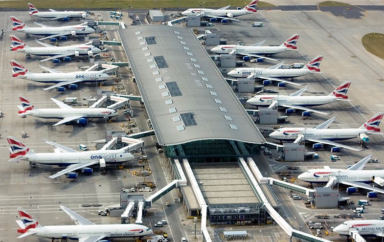 Vijon kaosi në aeroporte, Heathrow u kërkon linjave ajrore të ndalojnë shitjen e biletave për verën