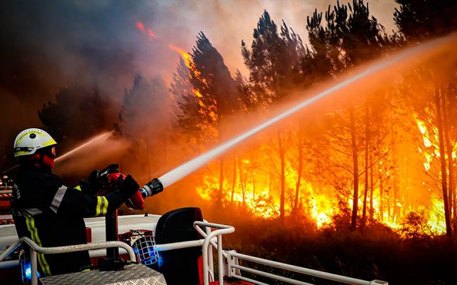 FOTO/ Pamje “apokaliptike” nga Franca, zjarret dalin jashtë kontrollit