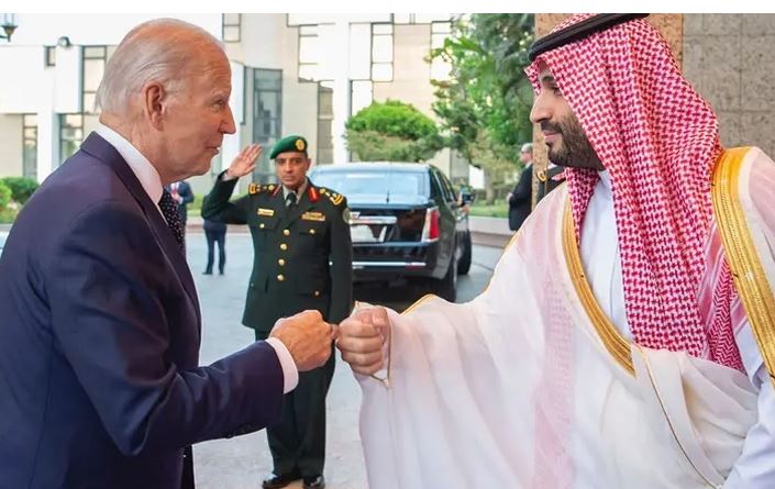 Biden mbërrin në Arabinë Saudite, përshëndetet me grusht me princin e kurorës