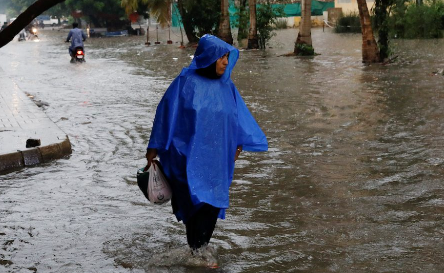 13 të vdekur dhe dhjetëra të zhdukur si pasojë e përmbytjeve në Indi