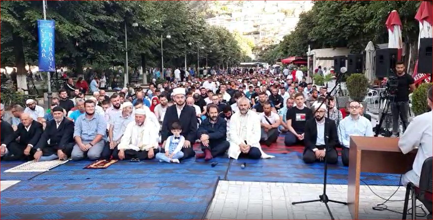 Sot festohet Kurban Bajrami, mijëra besimtarë falin namazin