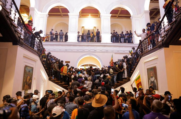 Protestuesit i vënë flakën rezidencës private të kryeministrit të Sri Lankës