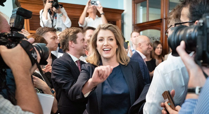 Kush është Penny Mordaunt, gruaja që ka gjasa të marrë drejtimin e Britanisë së Madhe