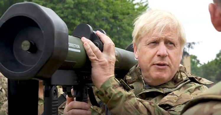 VIDEO/ Boris Johnson merr pjesë në stërvitjen e trupave ukrainas