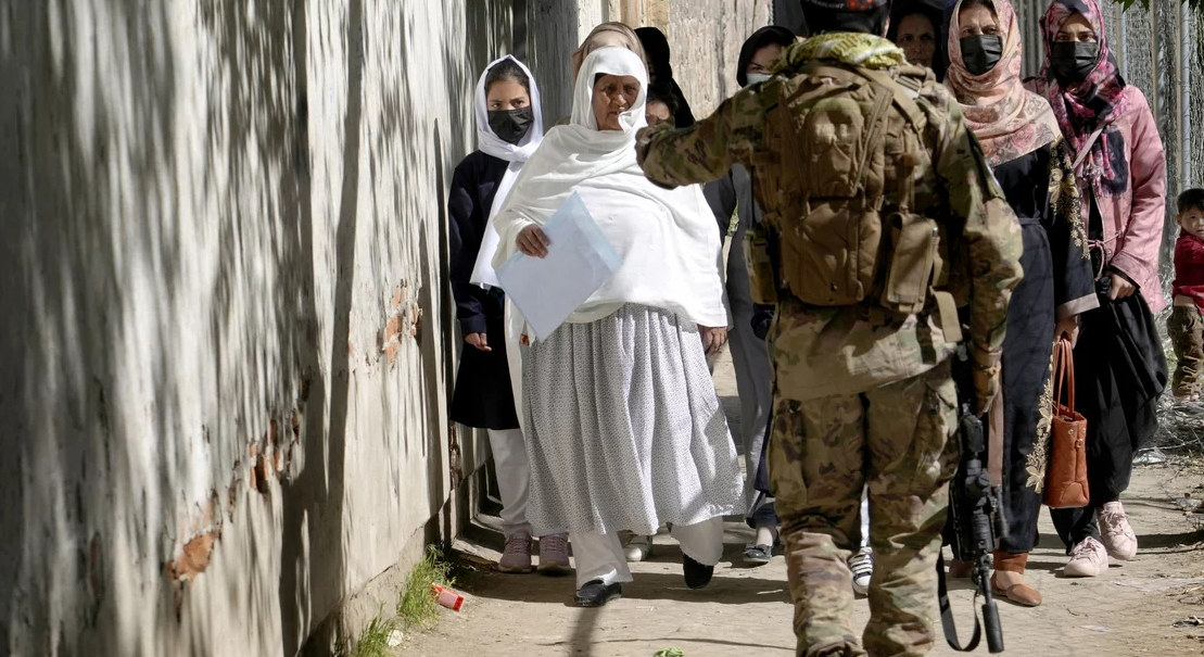 Amnesty International: Talibanët po torturojnë vajzat dhe gratë në Afganistan