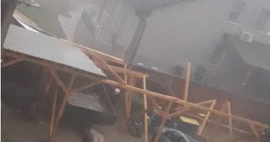 FOTO/ Pemë të rrëzuara dhe rrugë të përmbytura, vetëm pak minuta shi dhe disa qytete shqiptare “notojnë” mbi ujë