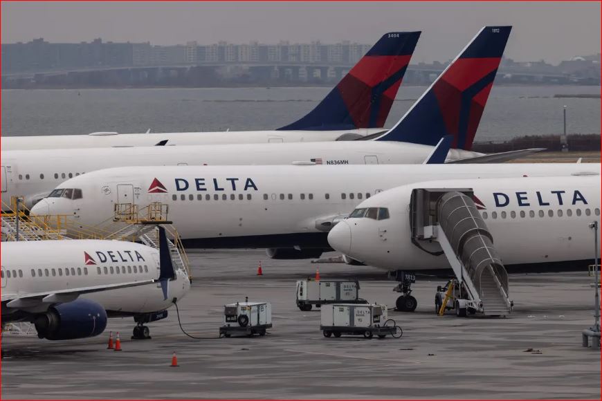 Probleme me karburantin, Delta Air Lines bën kthesë të papritur mbi Atlantik