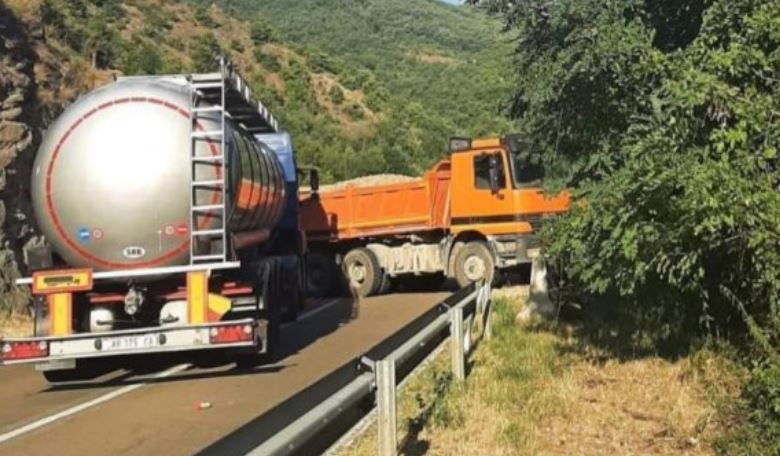Serbët kundër marrëveshjes së reciprocitetit, bllokojnë rrugët me kamionë në veri të Kosovës