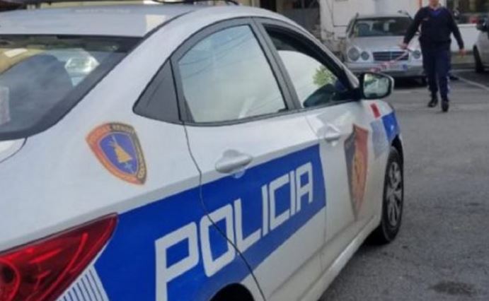 Dhunoi familjarët dhe doli i zhveshur në rrugë, policia arreston 37-vjeçarin