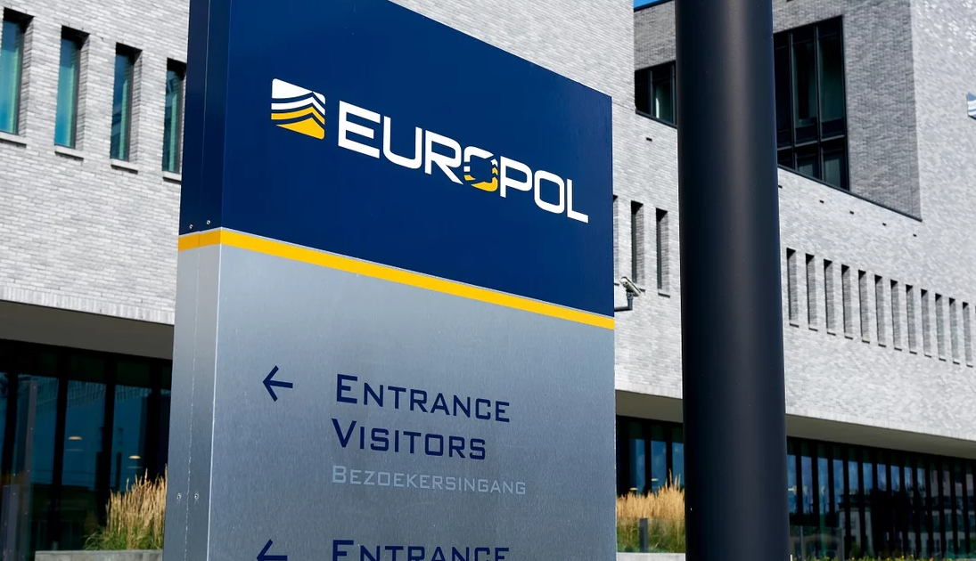 Europol: 130 të arrestuar për trafikimin e qenieve njerëzore në Europë