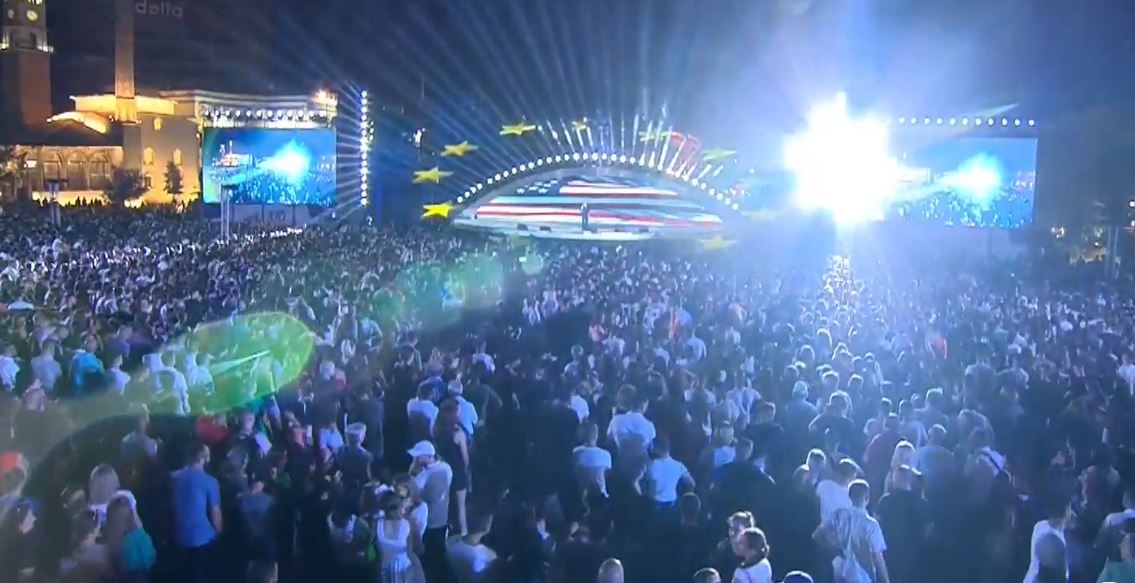 Mijëra shqiptarë surprizohen nga mesazhi që vjen nga Amerika, ndërsa festohej në sheshin “Skënderbej”