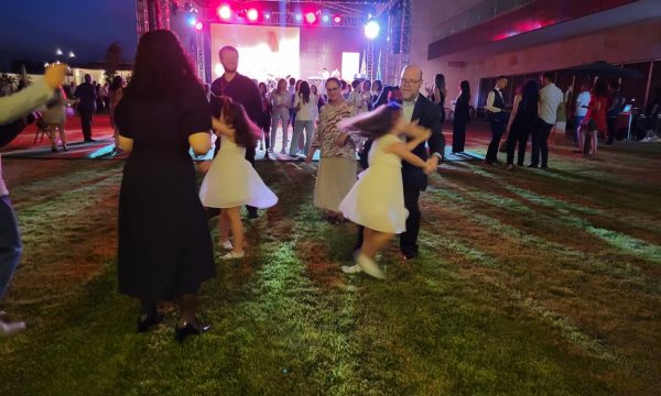 Festë për pavarësinë e SHBA-së, ambasadori Hovenier vallëzon me vajzat e Osmanit
