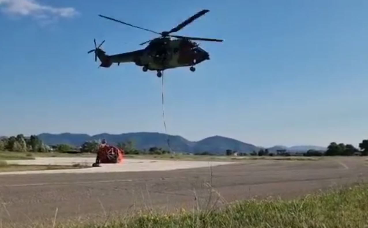 Zjarr pranë zonës së mbrojtur në Bërzanë, vatra po favorizohet nga era e fortë: Dërgohet helikopteri për shuarjen e flakëve