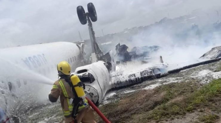 Piloti humbi kontrollin, avioni me 36 veta në bord rrëzohet në pistën e aeroportit