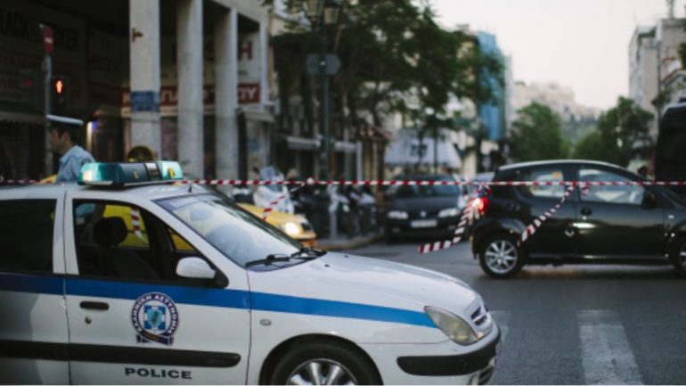 Pamjet shokuese, emigranti plagos me thikë në qafë dy policë në Greqi
