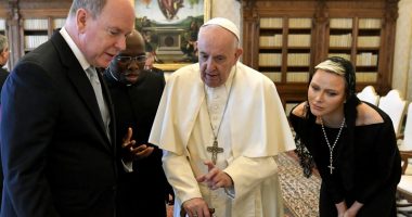 Princesha e Monakos thyen rregullat në Vatikan, me shpatullat jashtë te Papa