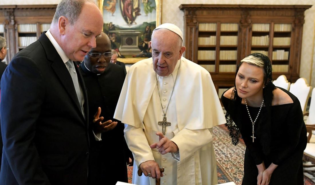 Princesha e Monakos thyen rregullat në Vatikan, me shpatullat jashtë te Papa