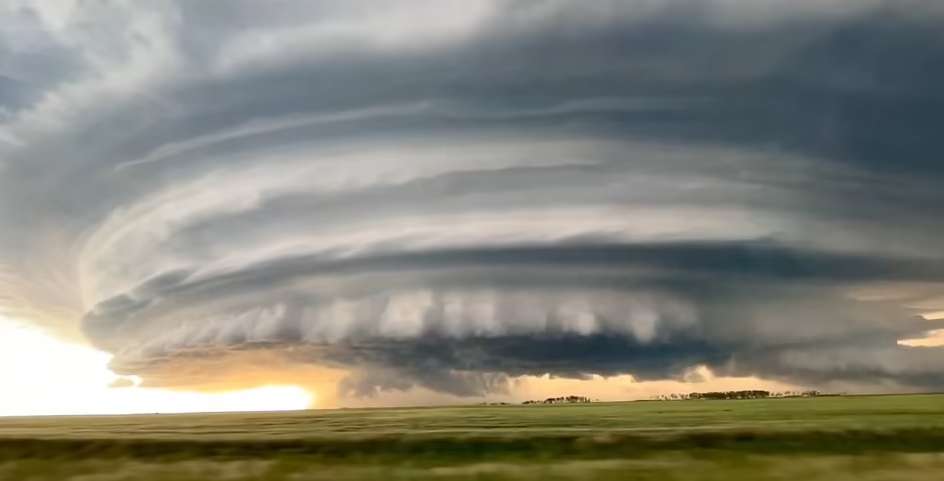 VIDEO/ Si nga një botë tjetër, gruaja filmon stuhinë masive ndërsa të gjithë banorët “fshiheshin” nëpër shtëpi