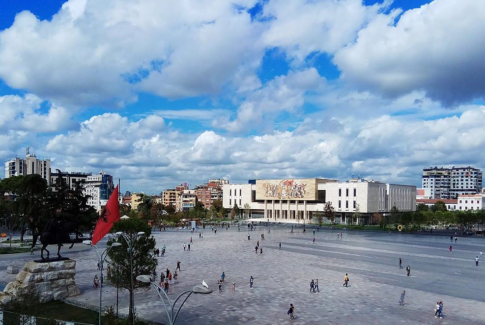 Prani vranësirash dhe rritje e temperaturave, si parashikohet të jetë moti për sot