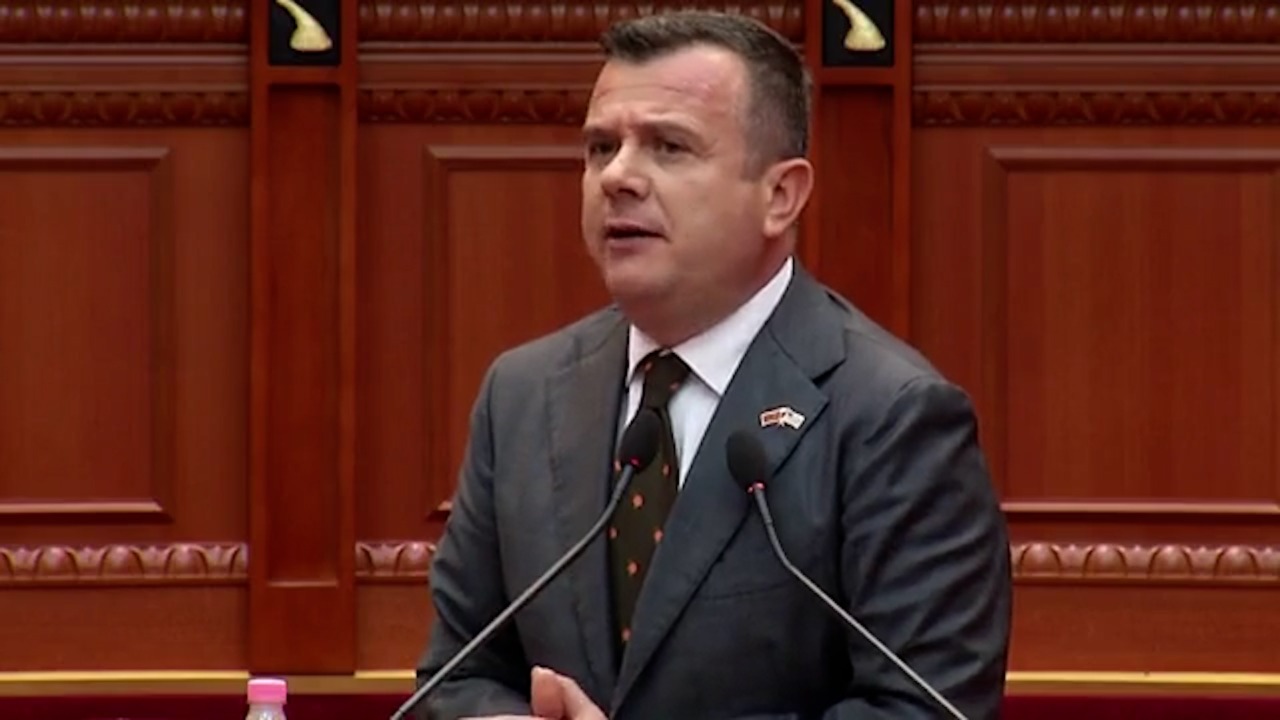 “Politikanë spiunë?”, Balla: T’i japim mbështetje të plotë Autoritetit të Dosjeve, Genta Sulën e nxorët patronazhiste