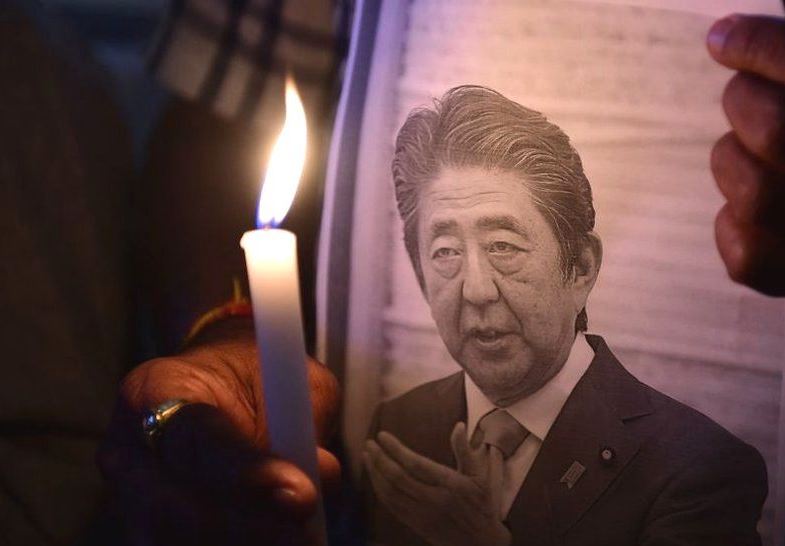 U vra ndërsa mbante një fjalim, japonezët përcjellin sot për në banesën e fundit ish-kryeministrin Shinzo Abe