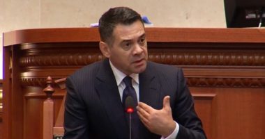 “Të thyesh embargon a nuk është krim?” Ahmetaj-opozitës: Ndihmuat makinën e luftës së Millosheviçit