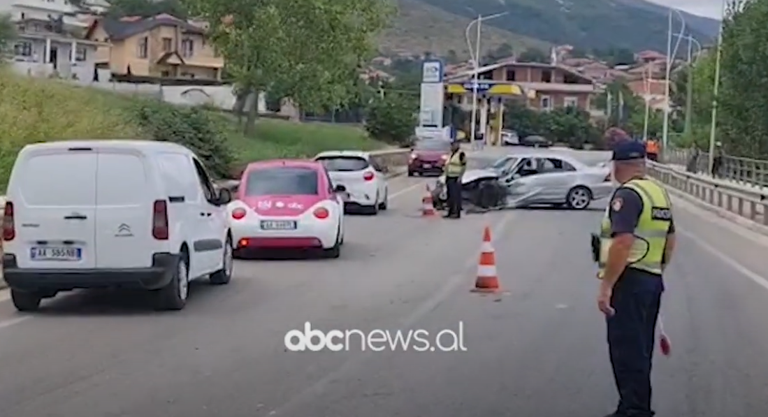 “Benz-i” përplaset me kamionin në Pogradec, një i lënduar