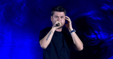 “Një ëndërr”, Alban Skënderaj i dedikon shqiptarëve këngën për hapjen e negociatave me BE-në