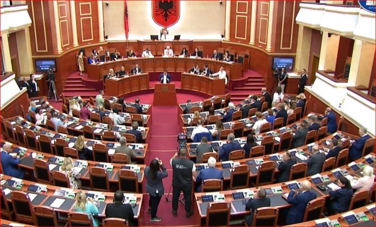 “Dje më thirre si e pataksur”, Alibeaj i kërkon Nikollës debat në seancën parlamentare: Po na heq të drejtën e fjalës