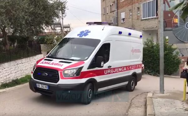 Aksident në aksin Shkodër – Tiranë, i moshuari humb kontrollin e motoçikletës dhe rrëzohet, transportohet në spital