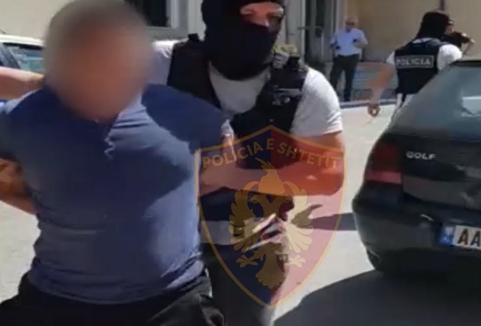 Mori ryshfet për të pajisur me dokumente zyrtare një qytetar, arrestohet topografi në Vlorë
