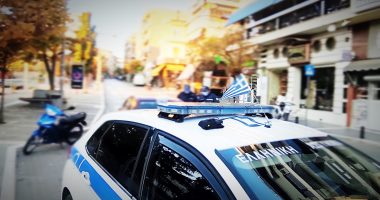 E pazakontë në Greqi, 7 të rinj rrahin të miturin për t’i vjedhur këpucët